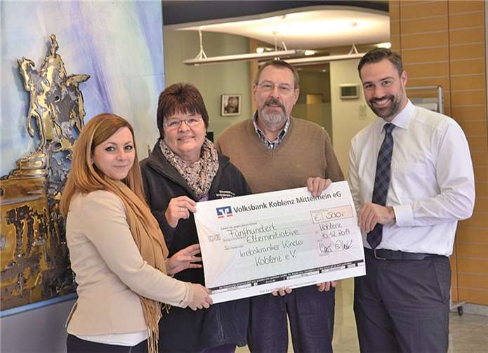 Bei der Scheckübergabe (v.l.): Finanzberaterin Katrin Weber, Helma Kutzner, Gründerin und Vorsitzende der Elterninitiative, Reinhard Feldkirchner, Vorstandsmitglieder des Vereins, Teilmarktleiter Christian Höhler.Privat