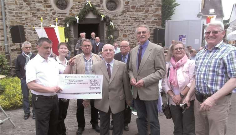 Bei der Scheckübergabe (v.l.): Pastor Peter Dörrenbächer, Sonja Guse, Wilfried Lenz, Erwin Schumacher, Georg Schikowski, , Gerd Zimmermann, Doris Schmitt und Ditmar Simon.M. Rosenthal