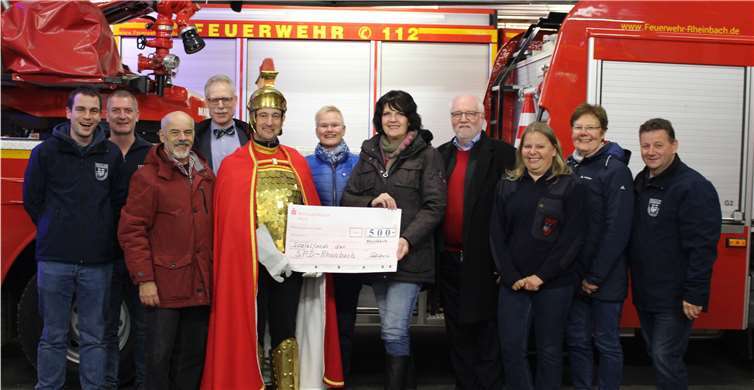Bei der Scheckübergabe: v.l. Sven Grebenstein, Rainer Girkens, Gert-Uwe Geerdts, Dr. Georg Wilmers, Sankt Martin Jürgen Esser, Donate Quadflieg, Martina Koch, Dietmar Danz, Regina Esser, Brigitte Thiele-Schledorn und Thomas Gundlach.Quelle: Sozialfonds der SPD-Rheinbach e.V.
