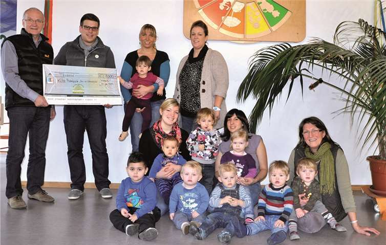 Bei der Scheckübergabe (v.l.): Wilbert Peifer vom HTZ, Thomas Günther, Anne-Kathrin Klaßmann, Leiterin der Kindertagesstätte, Isabella Spustek-Günther. privat