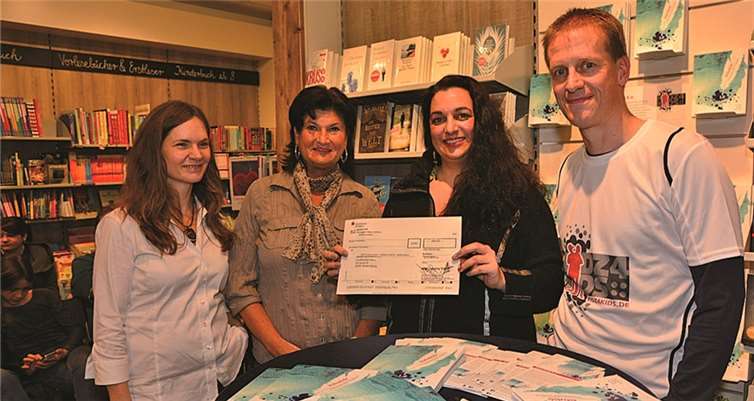 Bei der Scheckübergabe (v.l.):Schatzmeisterin kidz4kids e. V. Andrea Petry, MKB-Bank-Vertreterin Silke Guth, Vorsitzende kidz4kids e.V. Anuschka Weyand, kidz4kids-Teammitglied Carsten Renner. privat