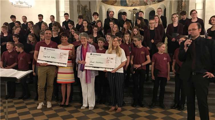 Bei der Scheckübergabe (v.li.) Achim Tieftrunk (Vereinsvorsitzender der Singschule Koblenz e.V.), Ulli Piel (Präsidentin des Zonta Clubs Koblenz-Rhein-Mosel), Sr. Lea Ackermann (Gründerin von Solwodi Deutschland), Mona Zens (Leiterin des Solwodi Schutzhauses Koblenz).Privat
