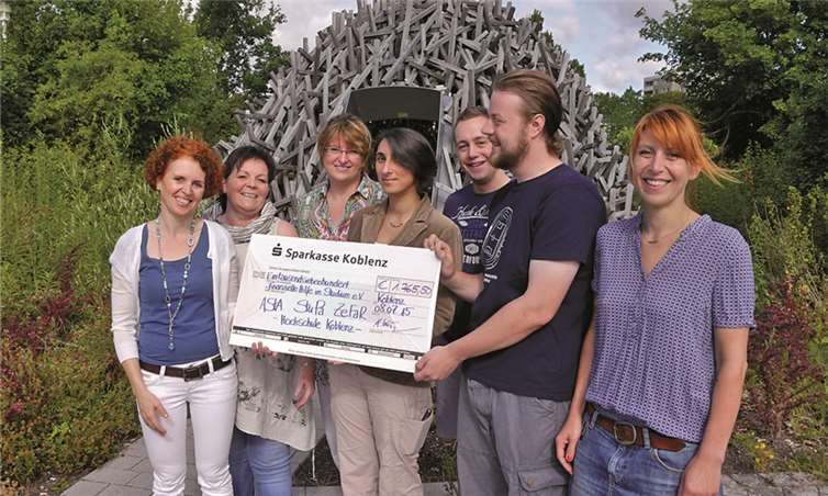 Bei der Scheckübergabe (v.li.): Beate Bastian und Ute Stein-Kanis (Studierendenwerk Koblenz), Andrea Hauswirth (Frauenbeauftragte, Uni Koblenz-Landau), Julia Aron (Gleichstellungsreferentin, HS Koblenz), Sebastian Kratzfeld und Martin Windhäuser (AStA Hochschule Koblenz), Simone Schilz (Sozialberatung, AStA Hochschule Koblenz). privat