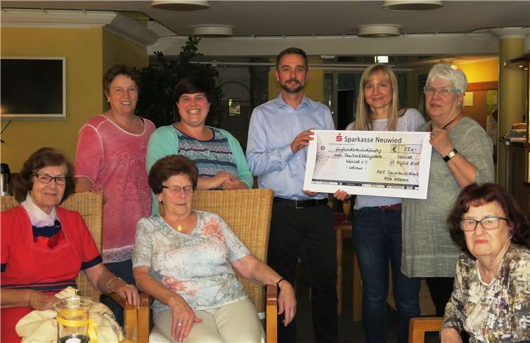 Bei der Scheckübergabe (v.li.) Frau Bohr und Einrichtungsleitung Frau Grünewald von der Alten Glaserei, Herr Zimmermann und Frau Hahn von der Katholischen Familienbildungsstätte, Bewohnerin Frau Schapal.Privat