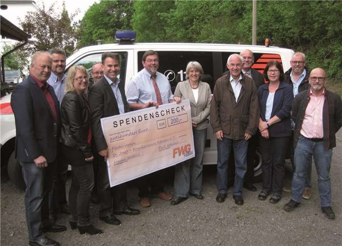 Bei der Scheckübergabe (v.li.): Udo Mergen, Klaus Jüngling, Elke Backes, Hans-Peter Diel, Udo Adriany, Bernd Schiffarth, Birgit Kriegel, Hermann-Josef Romes, Alfred Pitzen, Martha Sesterheim, Armin Link und Alwin Brenner. privat