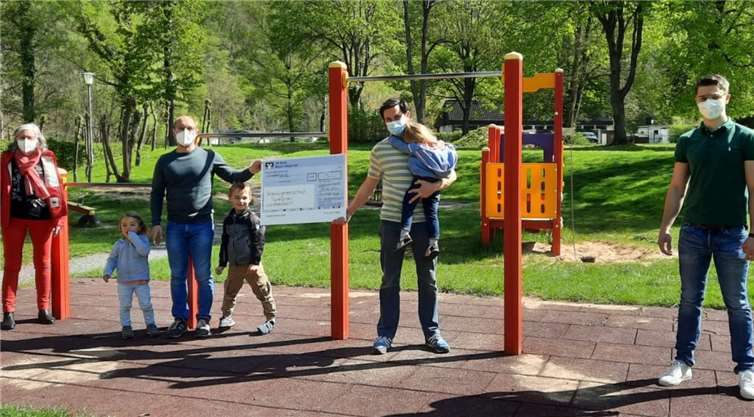 Bei der Scheckübergabe (v.li.n.re.): Monika Kukla (SPD/FDP-Fraktion), Florian Fischer, Martin Grüber (beide AG Spielplatz) und Tim-Jonas Löbeth (SPD/FDP-Fraktion). Foto: privat