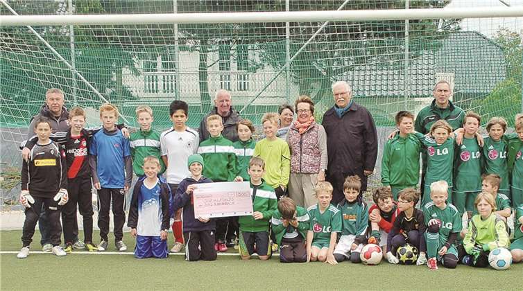 Bei der Scheckübergabe v.l.n.r. Dieter Spillmann, Abteilungsleiter Jugendfußball, Jürgen Ortlepp, Vorsitzender des SVW, Corinna Schulze-Quabis, Ute Krupp, Walter Viethen, Rolf Strick Beisitzer Jugendfußball und erfolgreiche F, E –und D-Jungfußballer des SVW. privat