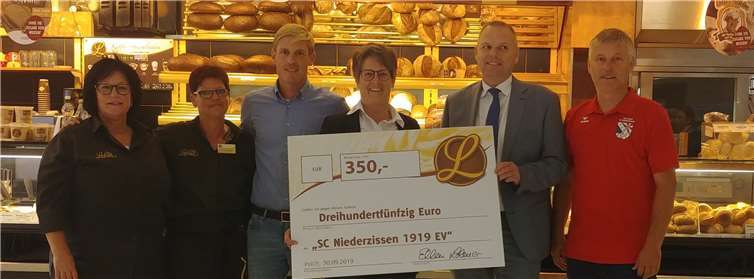 Bei der Scheckübergabe (von links): Isa Hans, Birgit Schmidt, Andy Schmitt, Alexandra Röscher, Mike Berreßem und Peter Hans.Foto: privat