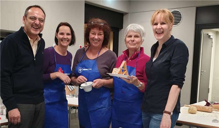 Bei der Scheckübergabe (von links): Thomas Klein, Stefanie Marx (beide von der Firma Armon), Anke Jorzig, Marianne Freudedenberg und Esther Vogt-Hoffmann (alle vom Kinderschutzbund).Foto: privat