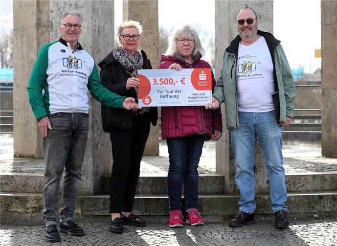 Bei der Scheckübergabe vor historischer Kulisse in Neuwied von links: Jürgen und Juliane Grünwald, Margit und Peter Kohnert.  Foto: Jörg Niebergall