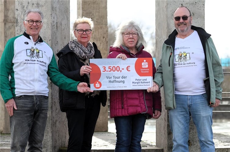 Bei der Scheckübergabe vor historischer Kulisse in Neuwied von links: Jürgen und Juliane Grünwald, Margit und Peter Kohnert.  Foto: Jörg Niebergall