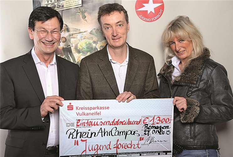 Bei der Scheckübergabe waren anwesend: (Von links) Klaus Hoffmann, Geschäftsführer Morgan Rekofa; Prof. Matthias Kohl-Bareis, Patenbeauftragter, RheinAhrCampus und Ingrid Wilms, Assistentin der Geschäftsleitung Morgan Rekofa. privat