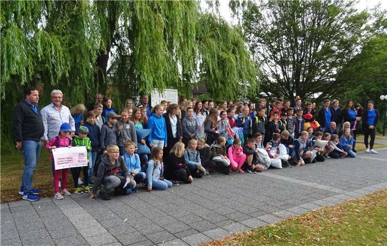 Bei der Scheckübergabe waren die mitreisenden Kinder alle anwesend.Foto: privat