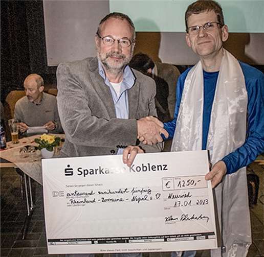 Bei der Scheckübergabe wurde Klaus Blankenberg ein Gebetsschal verliehen; dies gilt in Nepal als ganz besondere Auszeichnung. privat