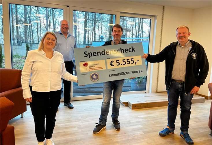 Bei der Scheckübergabe.Foto: privat