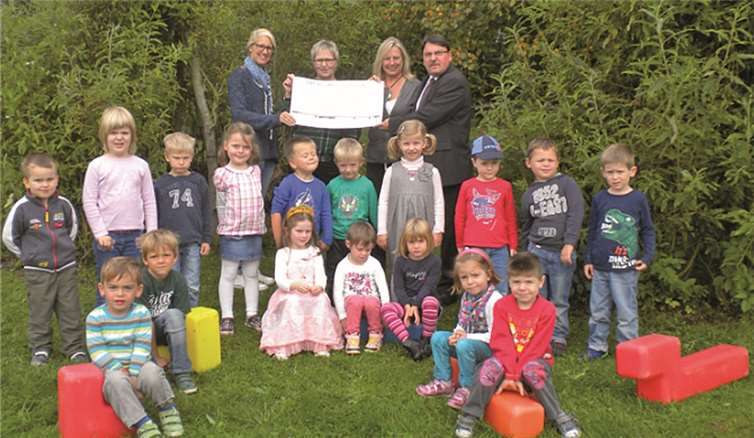 Bei der Schecküberreichung Christiane Hollender, (v.li.n.re.) Vorsitzende des Fördervereins, Gaby Syberg, Kindergarten Leiterin, Sue Diskin und Dr. Köckeritz. privat