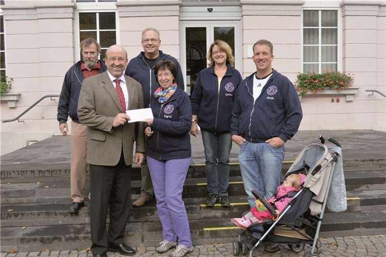 Bei der Schecküberreichung: v.l. Paul Alfter, Bürgermeister Herbert Georgi, Hermann Efferz, Ingrid Efferz, Corinna Schilling und Guido Selbach.-AB-