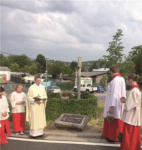 Bei der Scheurener Kirmes segnete Pfarrer Andreas Arend die neue Bronzetafel, die an den Alten Kirchweg von Scheuren nach Unkel erinnert. privat