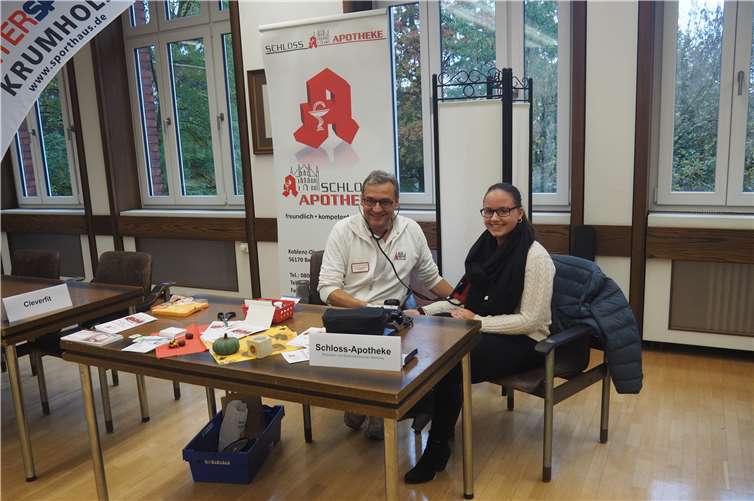 Bei der Schlossapotheke Sayn konnten Blutdruck und Blutzucker gemessen werden.