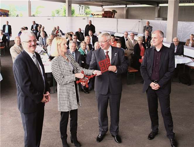 Bei der Schlüsselübergabe freuten sich Werkleiter Edgar Mannheim, Bürgermeisterin Marie-Theres Hammes-Rosenstein, Oberbürgermeister Joachim Hofmann-Göttig und Architekt Josef Knipping. (v.l.). U. Stanzlawski