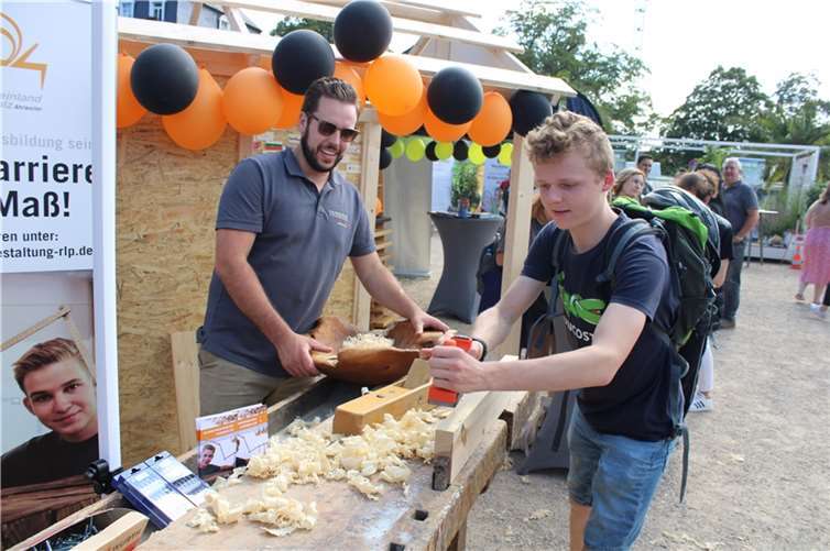 Bei der Schreiner-Innung Ahrweiler konnte unter fachkundiger Anleitung gehobelt werden.  Fotos: DU