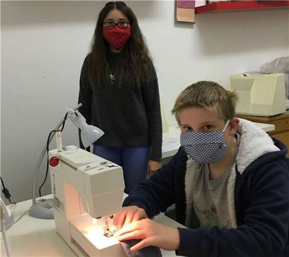 Bei der Schulbetreuung wurde ein besonderes Projekt angeboten, dass Nähen von Mund-Nasen-Schutzmasken. Foto: privat