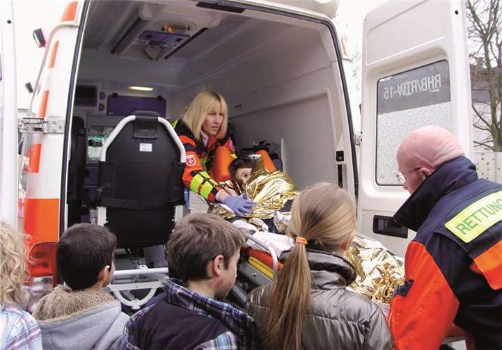 Bei der Schulsanitätergrundausbildung wurde zu Übungszwecken ein Kind mit der Trage in den Krankenwagen gebracht.  privat