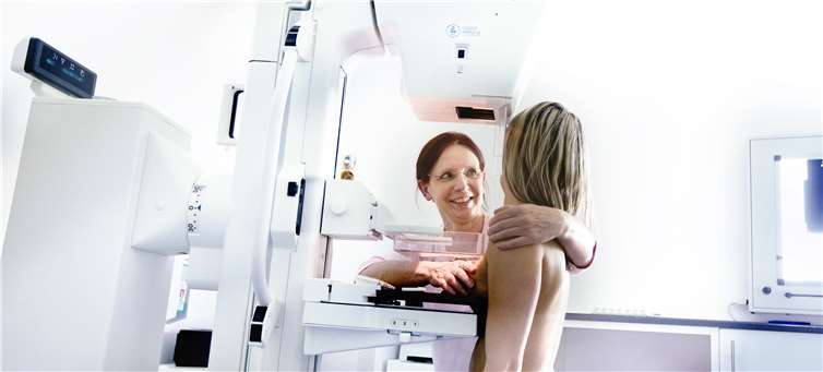 Bei der Screening-Untersuchung werden modernste digitale Mammographiegeräte eingesetzt. Jede Aufnahme wird von zwei besonders erfahrenen Radiologen beurteilt.Foto: Michael Jarmusch