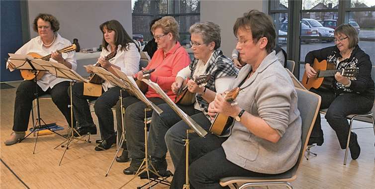 Bei der Seniorenfeier in Ringen stellte die Gitarren- und Mandolinegruppe Bölingen ihr musikalisches Können unter Beweis. VJ