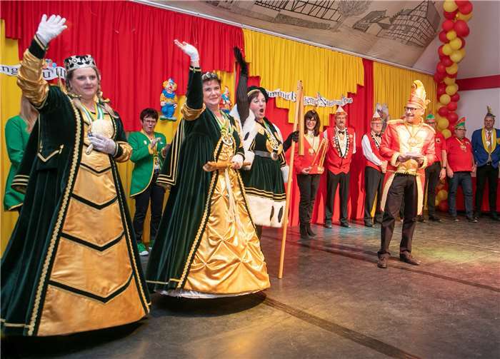 Bei der Sessionseröffnung in Niederbachem machte auch das Fritzdorfer Dreigestirn seine Aufwartung und wurde von Sitzungspräsident Hans-Jörg Metze gebührend begrüßt. Fotos: JOST