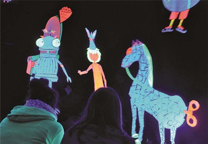 Bei der Show sind nur die einzelnen Figuren zu erblicken. Die Schauspieler sind in Schwarz gehüllt.