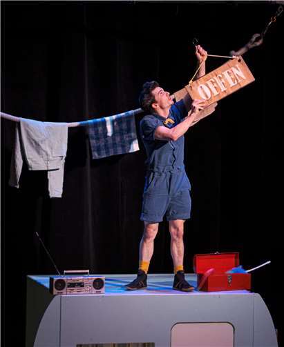 Bei der Show wird auch der Raum über den Wohnwagen plötzlich akrobatisch erobert. Foto: privat