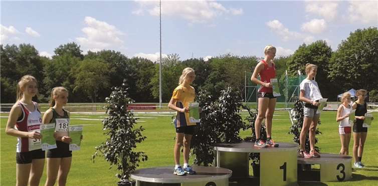 Bei der Siegerehrung: 1. von links Daria Schiefelbein, auf dem Podest 3. Julia Marinus.privat