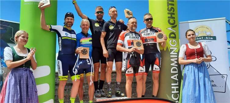 Bei der Siegerehrung: 2. Platz Klaus-Jörg Marzina und Raphael Bauder, 1. Platz Loris Tomat und Michele Gallina, 3. Platz Jiri Ernest und Ladislav Musil. Foto: privat