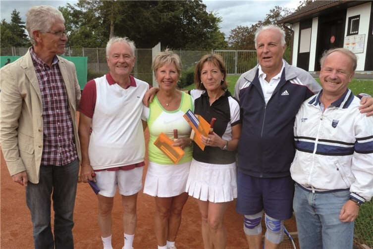 Bei der Siegerehrung: Erster Vorsitzender Wolf-Ullrich Scherhag, Dr. Wolf Jorke, Sigrid Scherhag, Ulla Dederichs, Wulf E. Bley, zweiter Vorsitzender Klaus Deselaers. privat