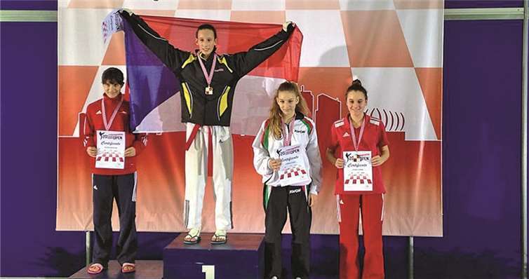 Bei der Siegerehrung: Lorina Faust (z.v.r.). privat