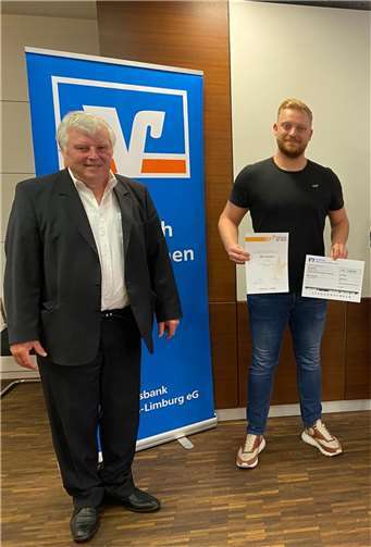 Bei der Siegerehrung:, Sportkreisvorsitzender Werner Hölzer und Nick Clostermann, zweiter Vorstizender vom BBV Lahnstein.Foto: VOBA