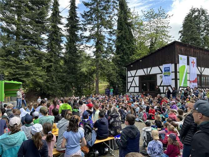 Bei der Siegerehrung an der Waldökostation Remstecken freute sich Forstamtsleiter Sebastian Schmitz über die vielen leuchtenden Kinderaugen.  Fotos: : Landesforsten.RLP.de / Dietmar Ebi