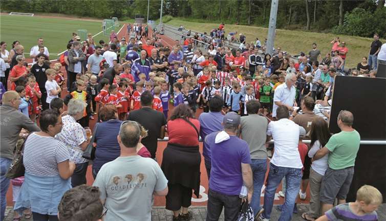 Bei der Siegerehrung bekam bei den Jüngsten jedes Kind einen tollen Pokal. AB