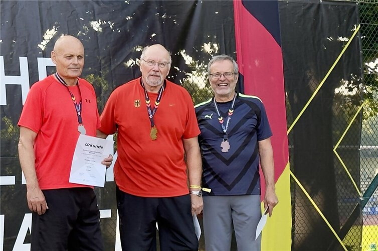 Bei der Siegerehrung der Deutschen Masters-Meisterschaften in Mönchengladbach: Dr. Roland Wattenbach sicherte sich mit 12,95 Metern den Deutschen Meistertitel im Kugelstoßen der Altersklasse M70 und feierte damit seinen 22. Deutschen Meistertitel.