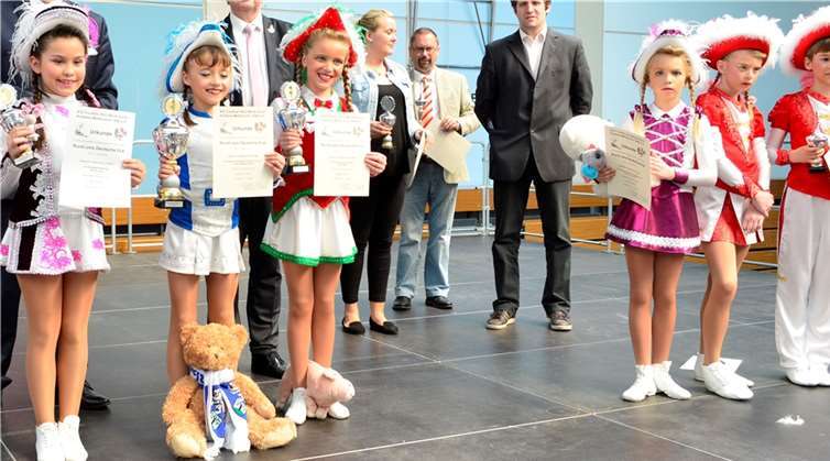 Bei der Siegerehrung der Kinder gab es Pokale und Urkunden. HEP