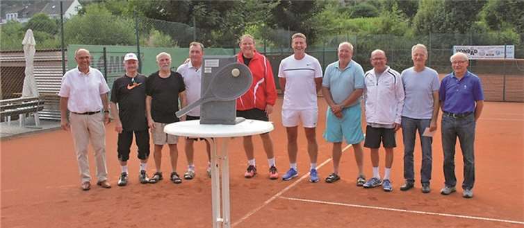 Bei der Siegerehrung des LK Turniers: die beiden Vorsitzenden H.D. Hanitzsch und Josef Wiemer (v.li.), (6. v.li.) der Sieger Herren 50 Alexander Stölben sowie (2.v.re.) der Sieger Herren 60 Josef Genn. privat
