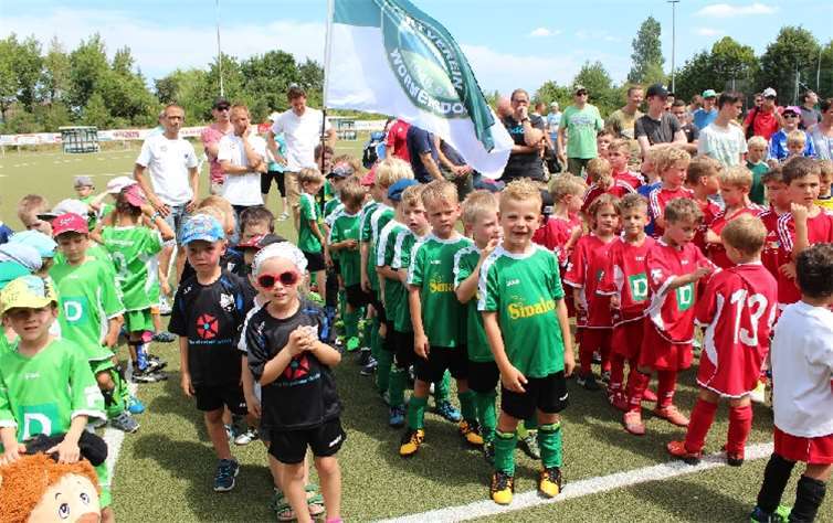 Bei der Siegerehrung durfte sich jeder Spieler und jede Mannschaft über „Goldmedaillen“ und einen Pokal freuen.