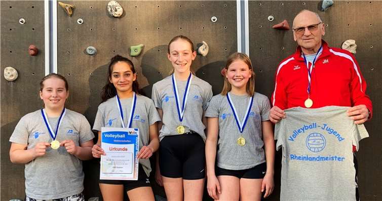 Bei der Siegerehrung freuen sich die U13-Mädchen mit ihrem Trainer über die Urkunde, die Goldmedaillen und die Rheinlandmeister-Shirts. Foto: Sylvia Siener