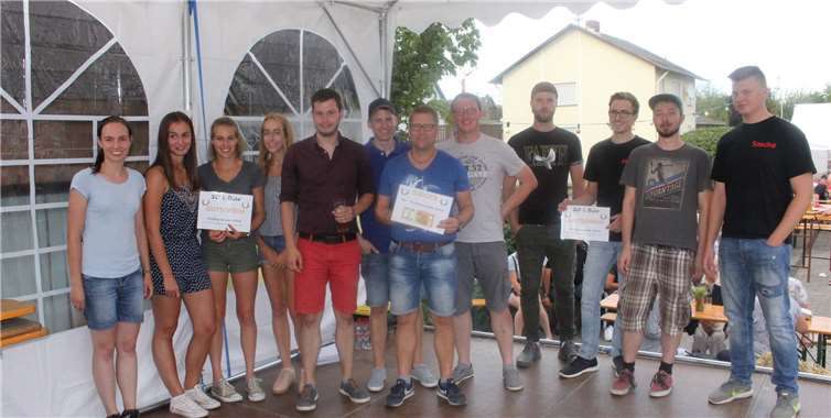 Bei der Siegerehrung gab es nur strahlende Sieger,die ihre „Prämien“ in Empfang nehmen durften.