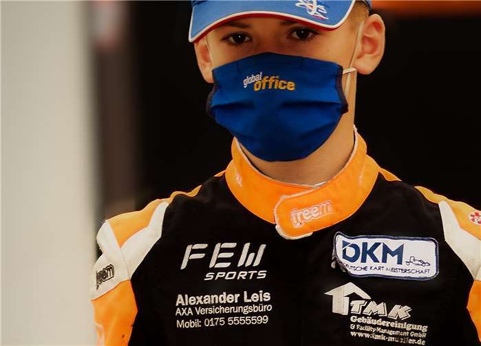 Bei der Siegerehrung ist Enrico stolz,endlich wieder ganz oben auf dem Treppchen zu stehen. 