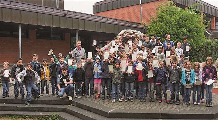 Bei der Siegerehrung konnten alle Schüler stolz ihre Urkunden entgegennehmen.  Privat