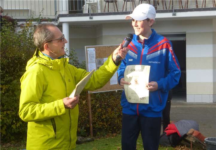 Bei der Siegerehrung mit Veranstaltungsleiter Peter Stein.Fotos: privat