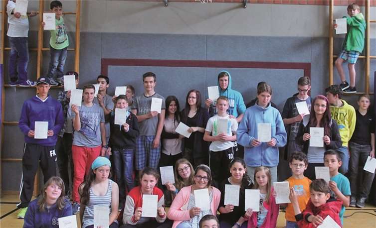 Bei der Siegerehrung präsentierten alle stolz ihre Urkunden.privat