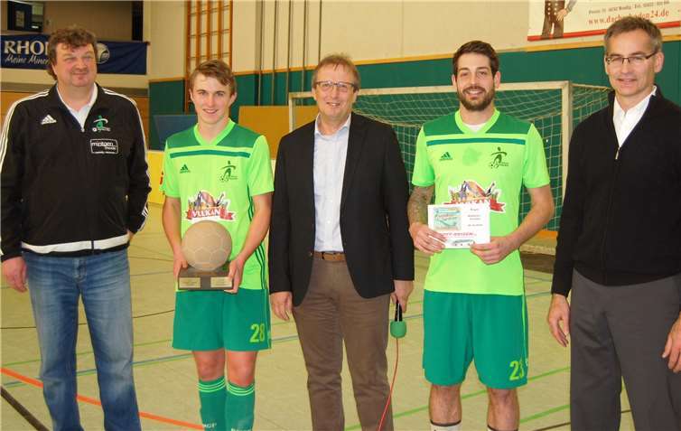 Bei der Siegerehrung sahnte die SG Eintracht Mendig/Bell so richtig ab (von links): Vorsitzender Harald Heinemann, A-Jugend-Spieler Jakob Breil, Joachim Plitzko (Erster Beigeordneter der Verbandsgemeinde Mendig), Kapitän Florian Schlich und Sponsor Karl-Heinz Dott.